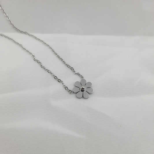 MINIMALIST SILVER DAISY FLOWER PENDANT