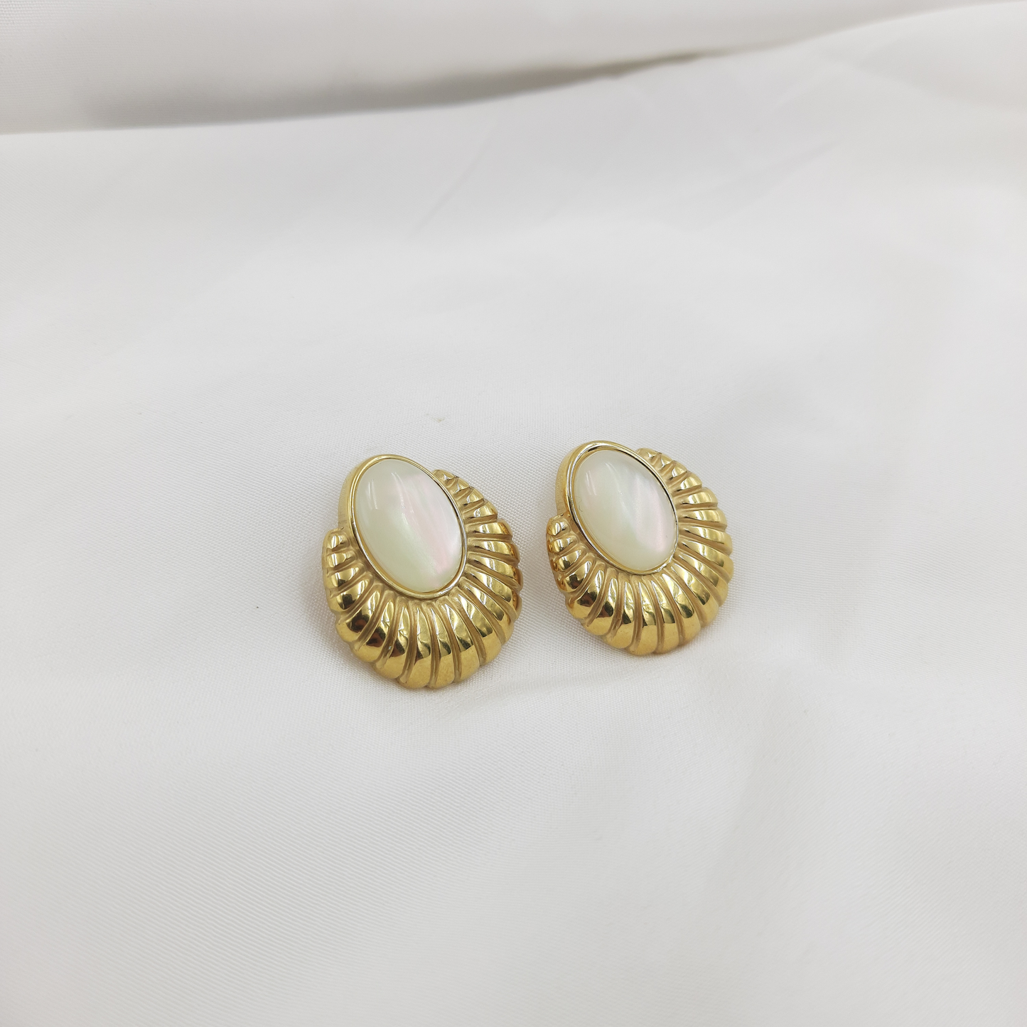 VINTAGE INSPIRED OVAL SHELL STUD EARRING