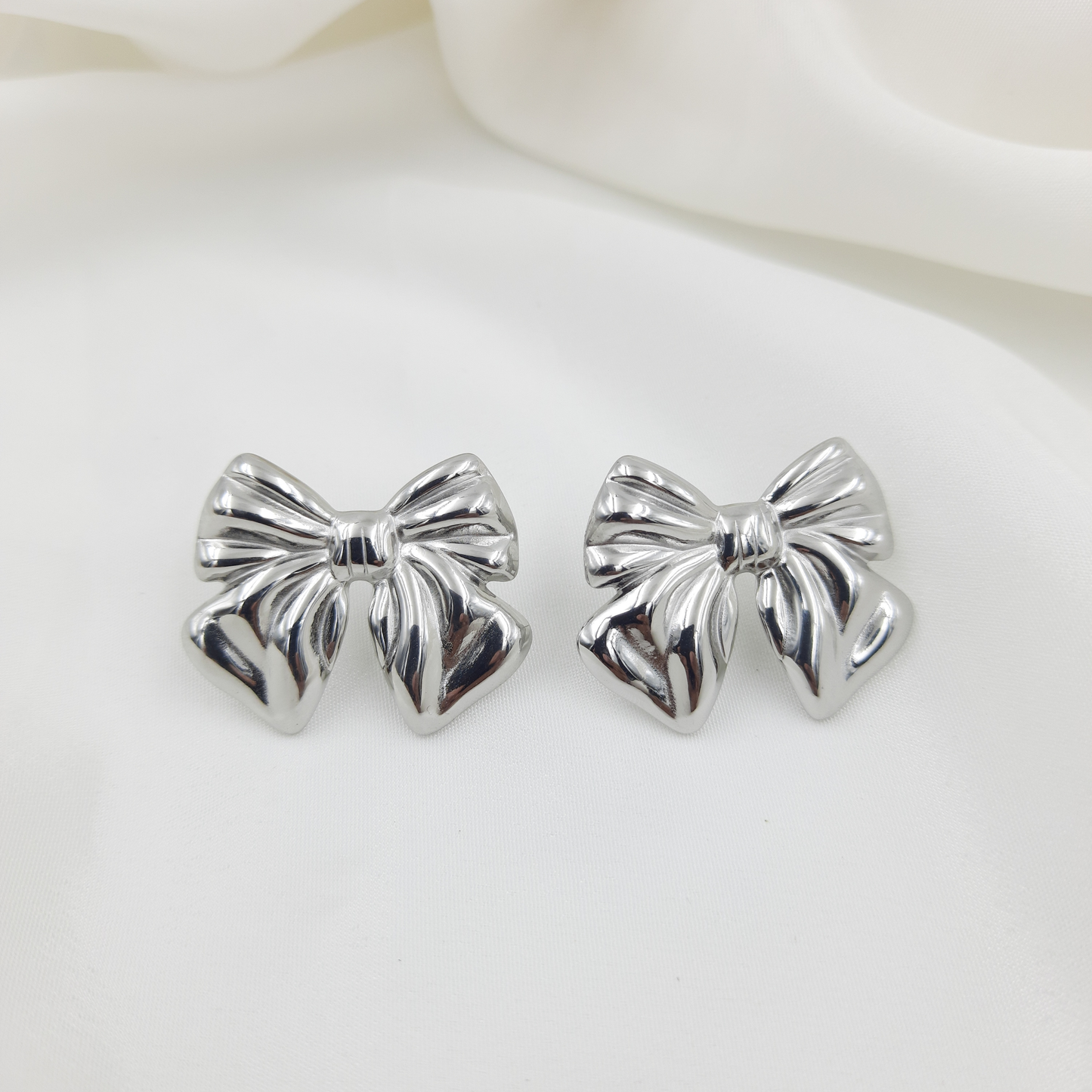 GLOWSY SILVER BOW STUD EARRING
