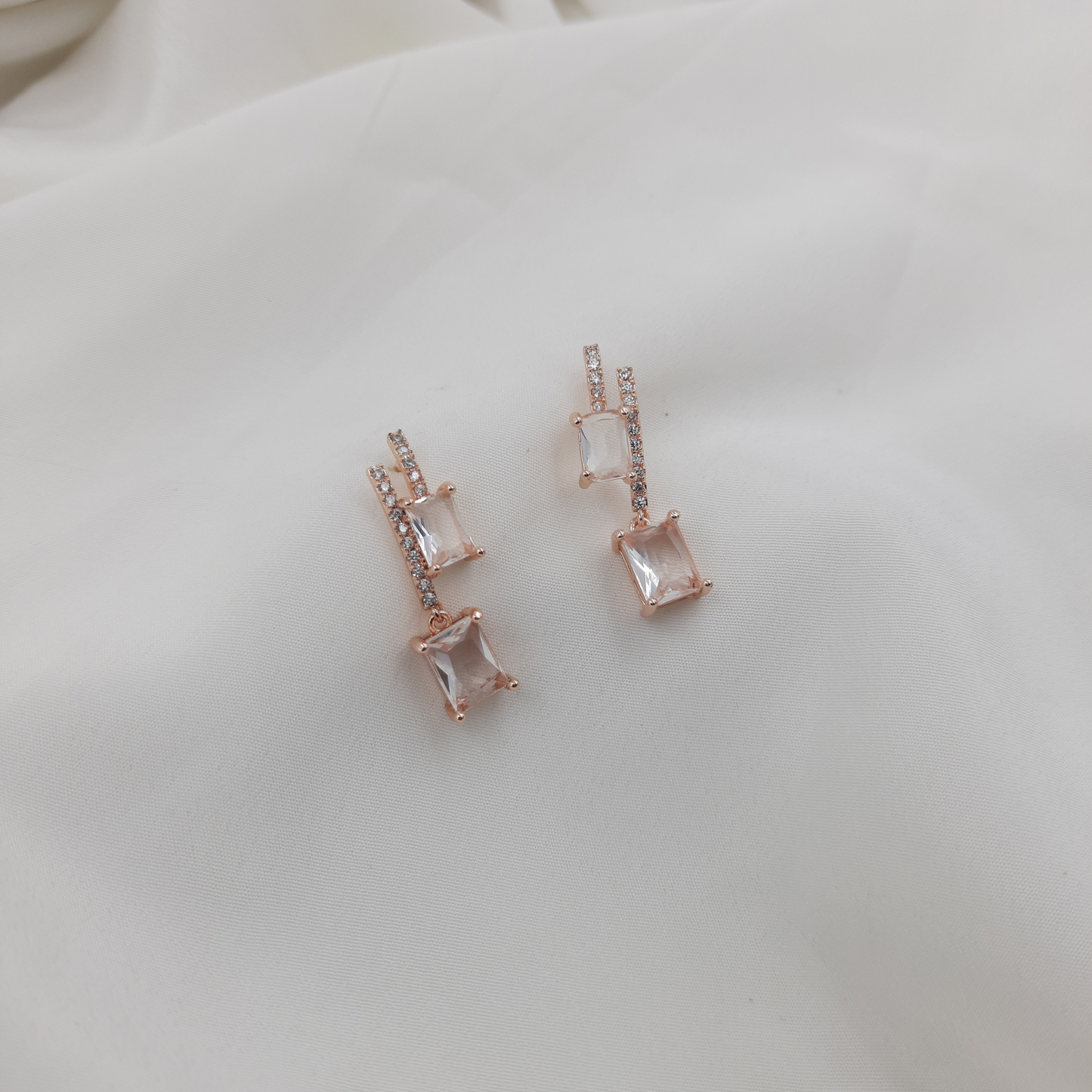 LINE CRYSTAL EARRING