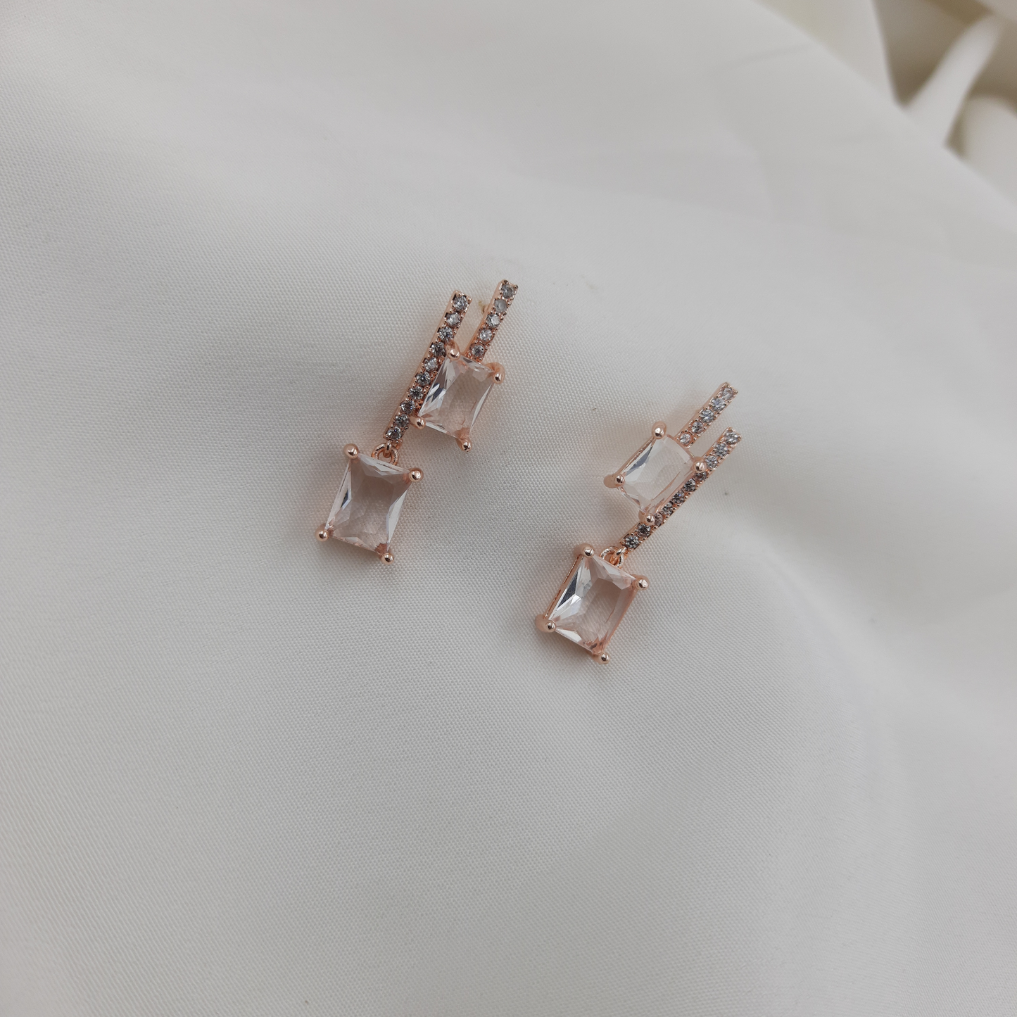 LINE CRYSTAL EARRING