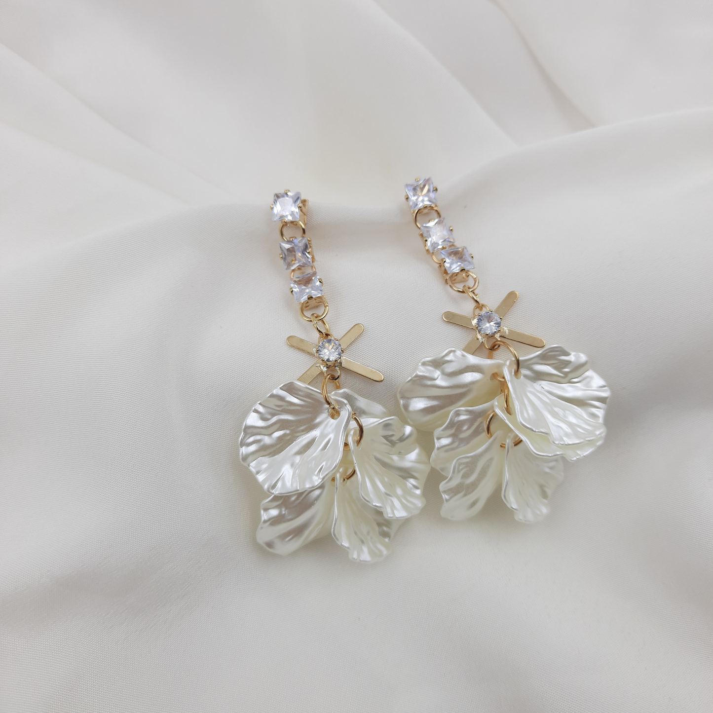 WHITE FLORAL PETAL EARRING