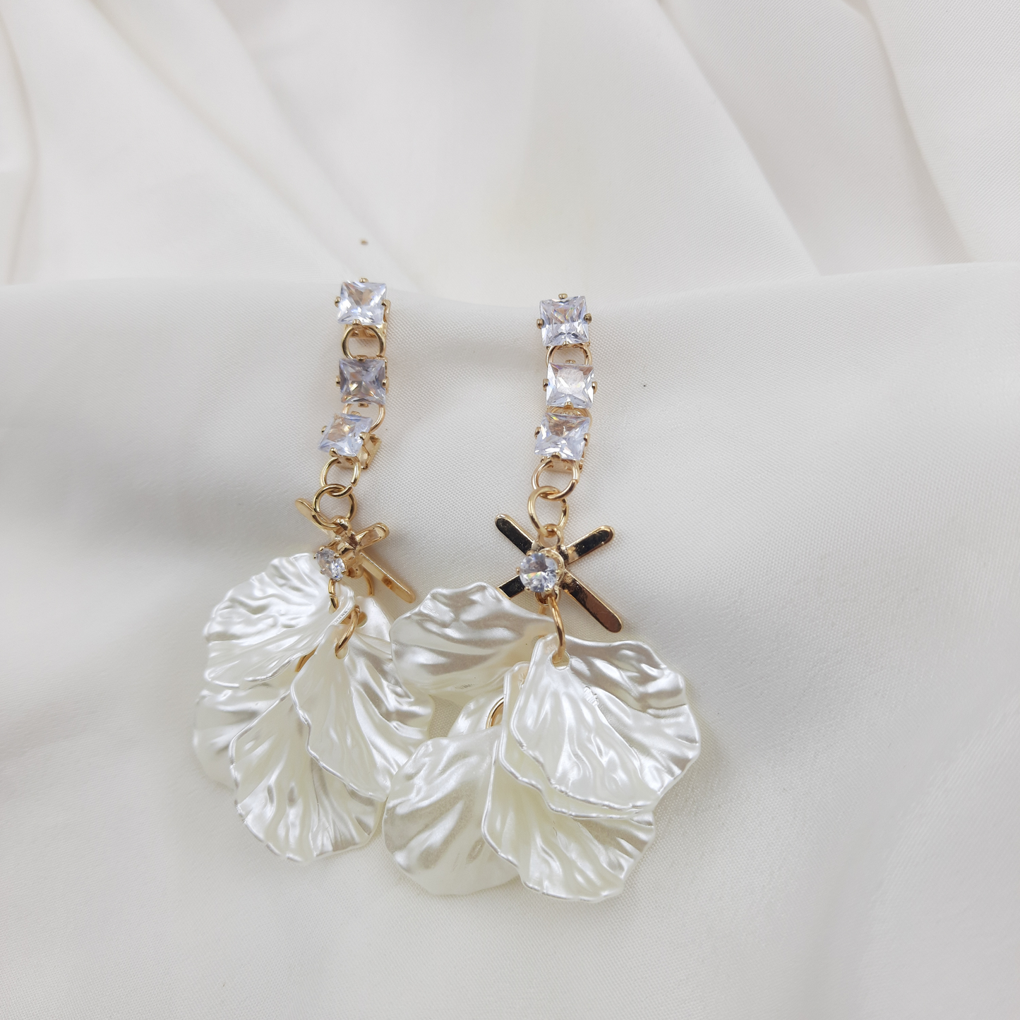WHITE FLORAL PETAL EARRING