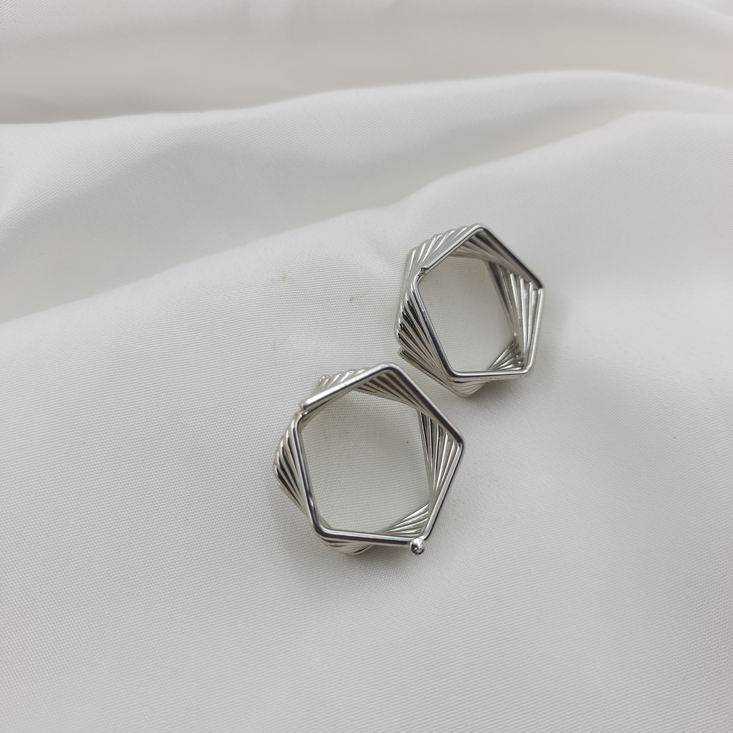 SILVER HEXAGON EARRING