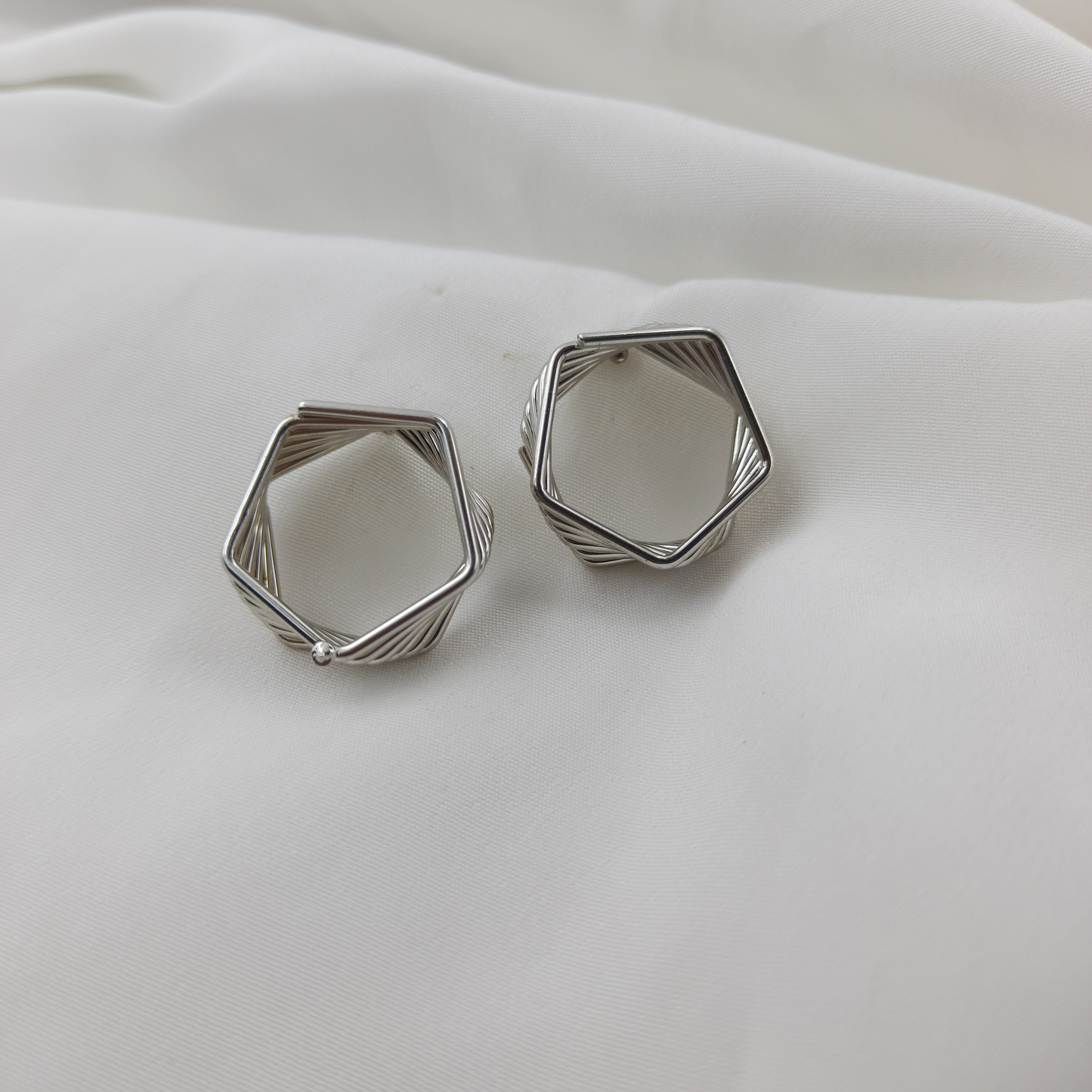 SILVER HEXAGON EARRING