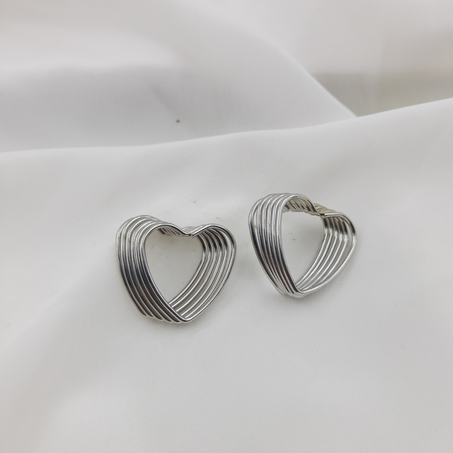 MODERN WIRE HEART HOOP EARRING