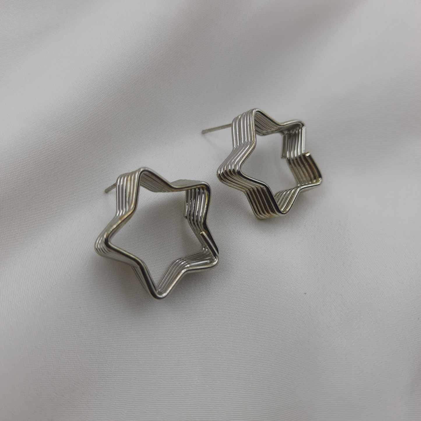 MODERN STAR HOOP EARRING