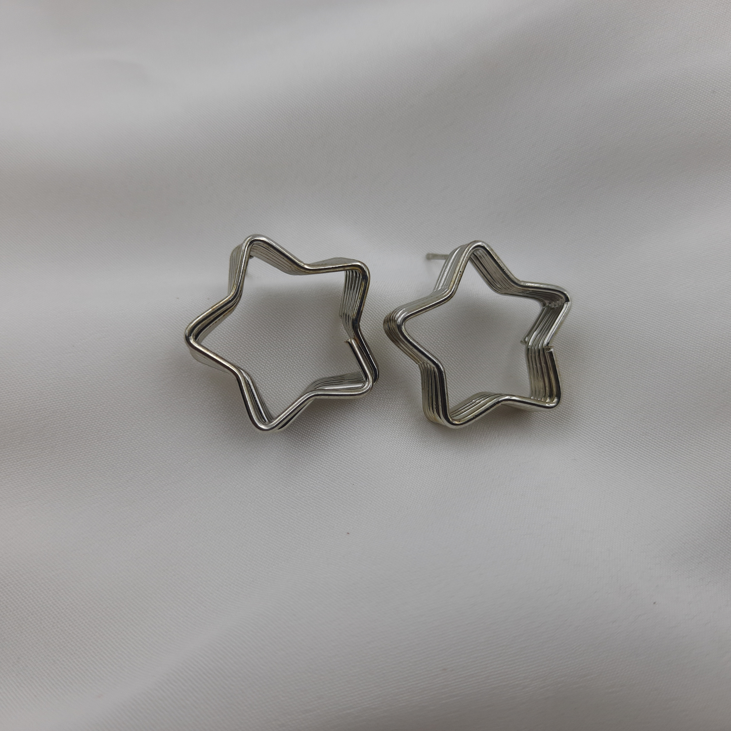 MODERN STAR HOOP EARRING