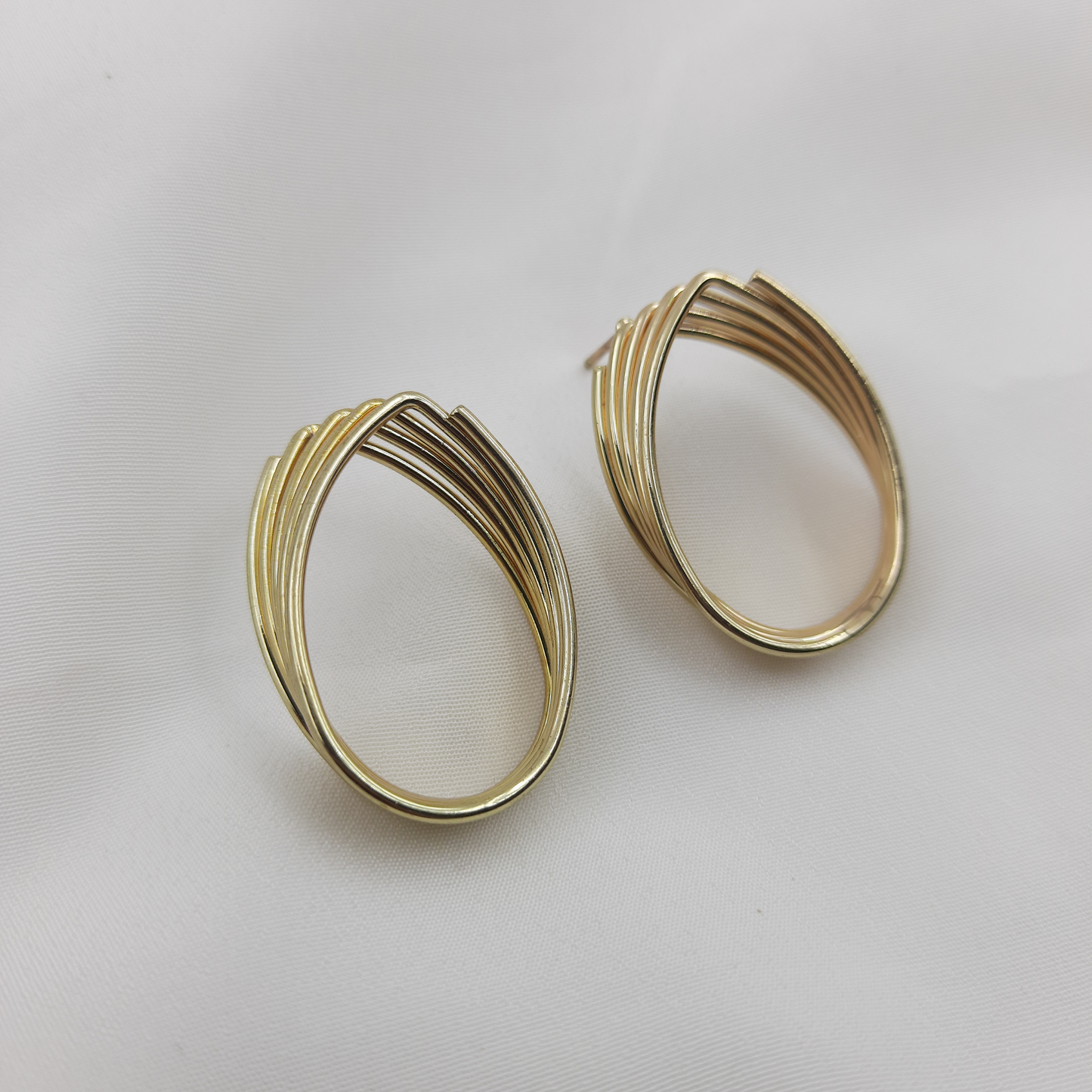 GOLD OVAL HOOP EARRING