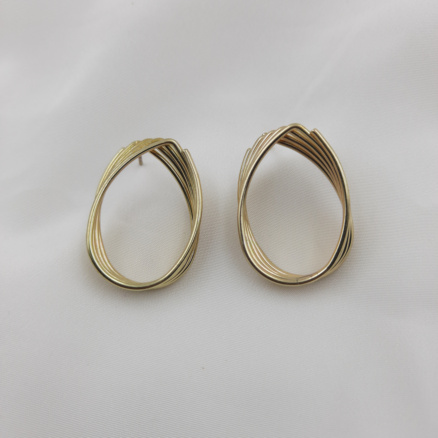 GOLD OVAL HOOP EARRING