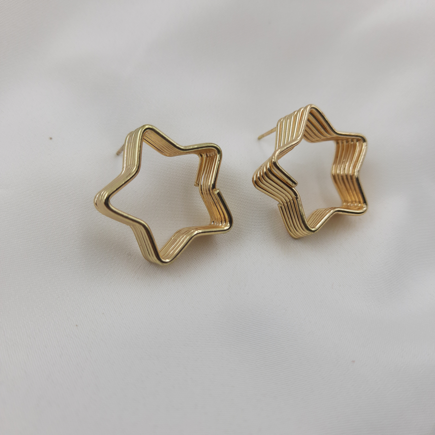 MODERN STAR HOOP EARRING