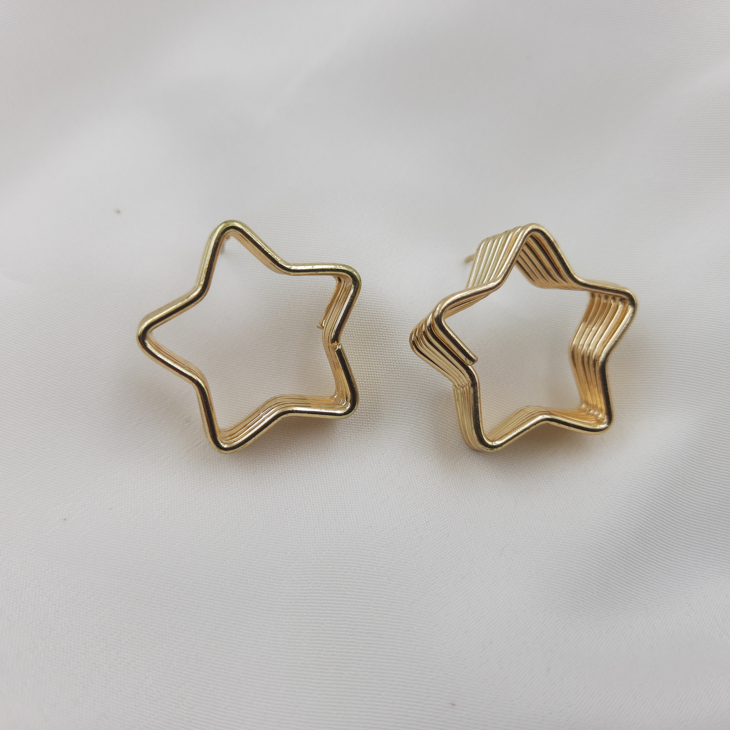 MODERN STAR HOOP EARRING