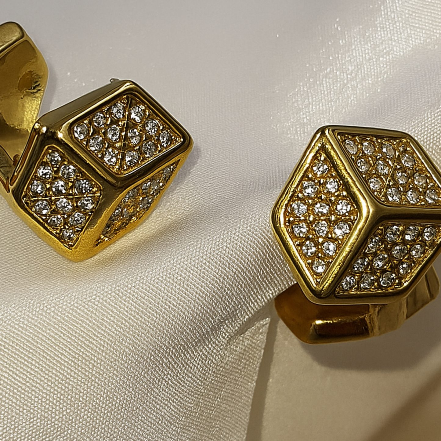 CUBE SPARKLE CLIP ON EARRING