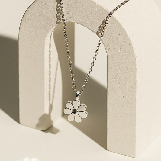 MINIMALIST SILVER DAISY FLOWER PENDANT