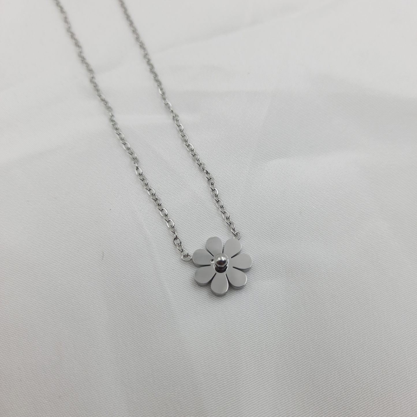 MINIMALIST SILVER DAISY FLOWER PENDANT