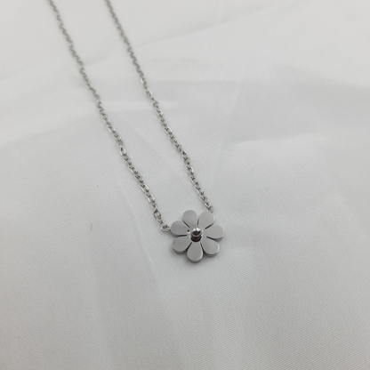 MINIMALIST SILVER DAISY FLOWER PENDANT