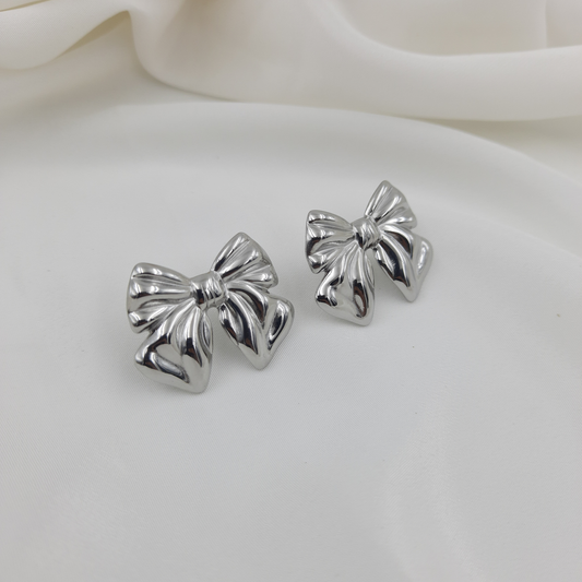GLOWSY SILVER BOW STUD EARRING