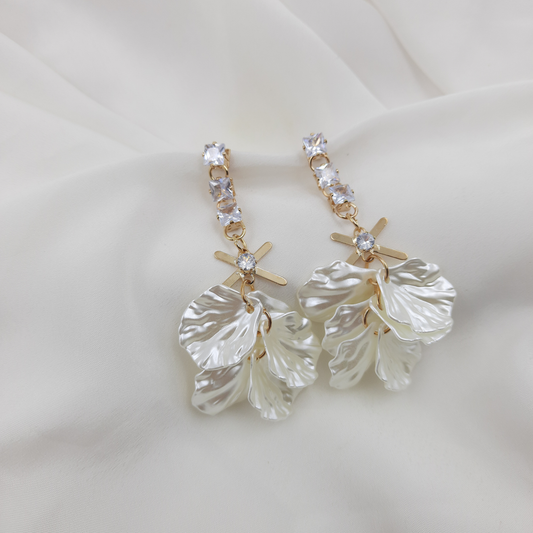 WHITE FLORAL PETAL EARRING