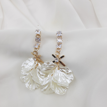 WHITE FLORAL PETAL EARRING