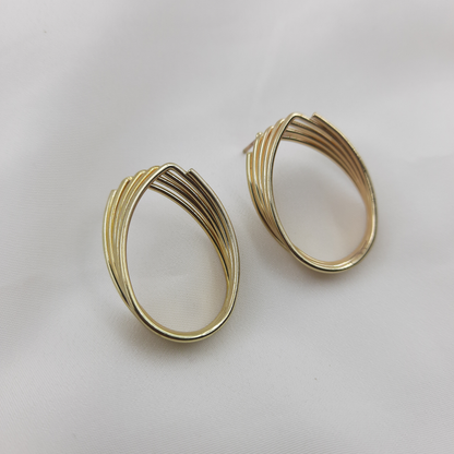 GOLD OVAL HOOP EARRING