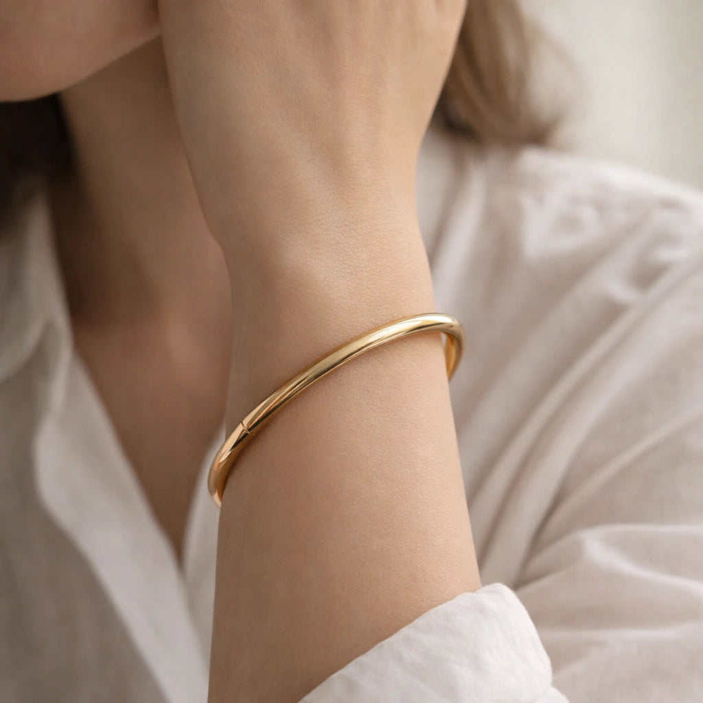 SLEEK ROUND BANGLE BRACELET