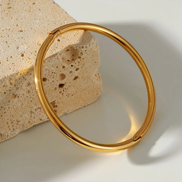 SLEEK ROUND BANGLE BRACELET