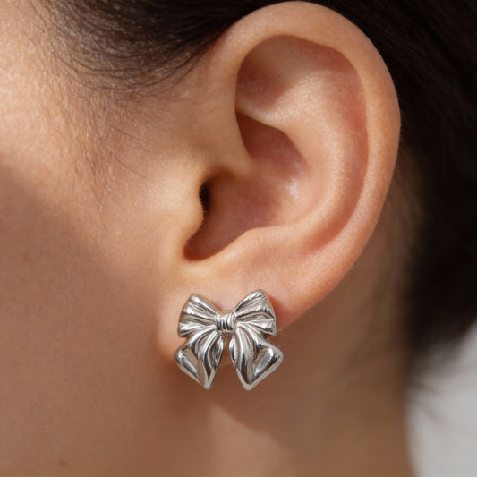 GLOWSY SILVER BOW STUD EARRING
