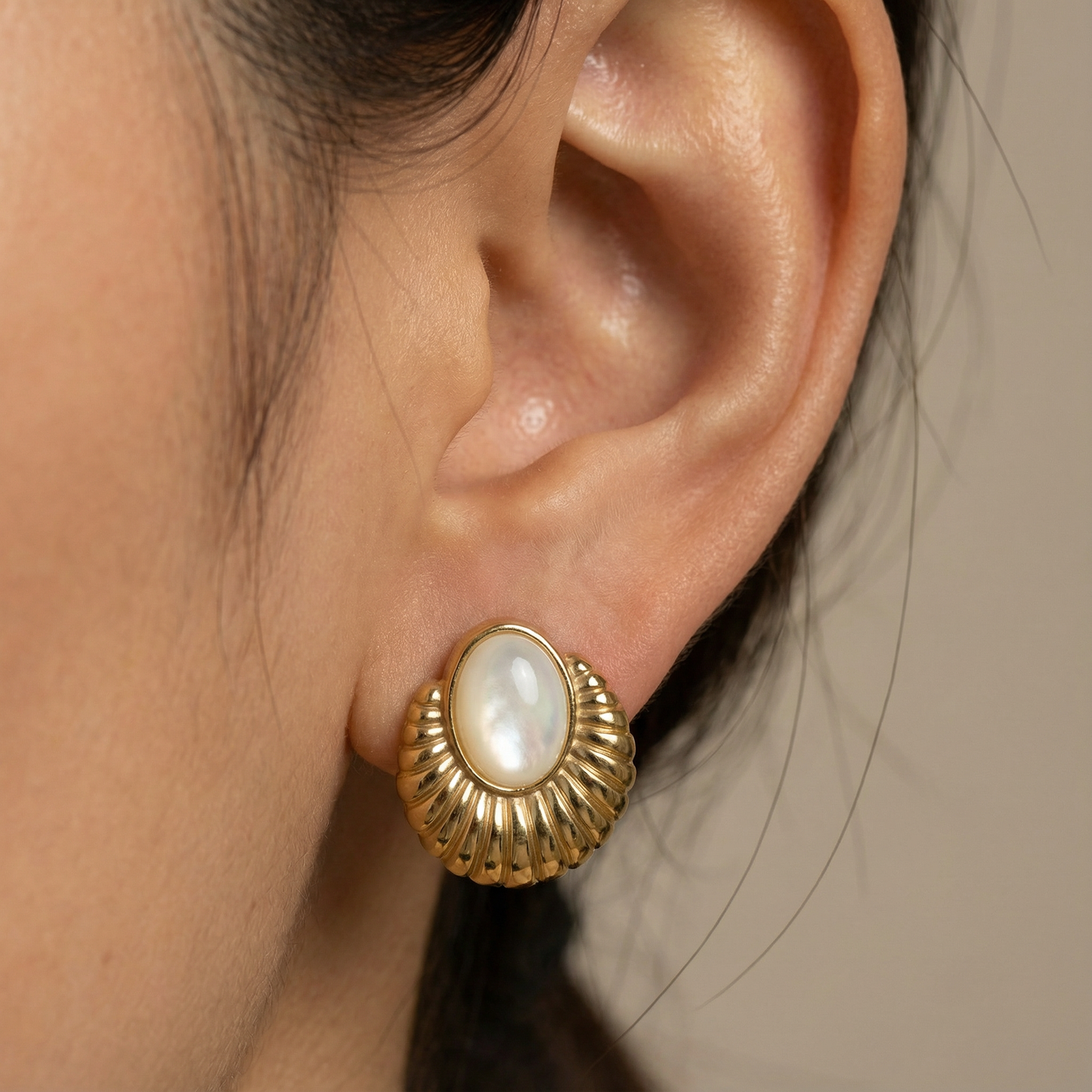 VINTAGE INSPIRED OVAL SHELL STUD EARRING